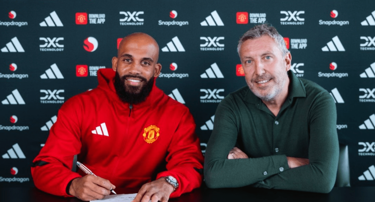 Ο Μπράιαν Μπουμό στη Μάντσεστερ Γιουνάιτεντ / Πηγή: manutd.com