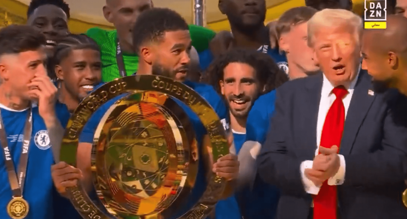 Οι παίκτες της Τσέλσι σηκώνουν το τρόπαιο δίπλα στον Ντόναλντ Τραμπ / Screenshot