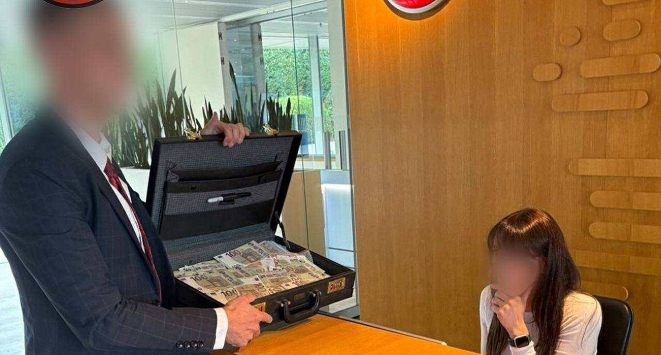 Το ντου των οπαδών της Κρίσταλ Πάλας στα γραφεία της UEFA / Πηγή: Holmsdale Fanatics