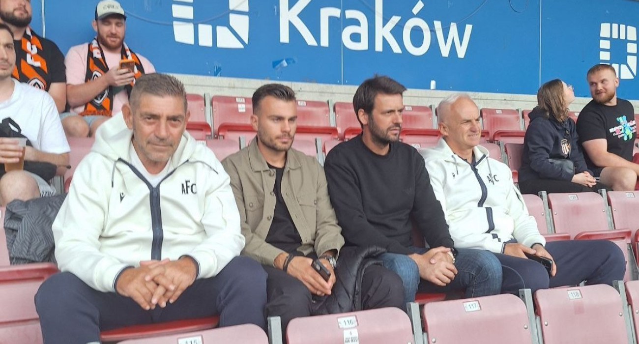 Ο προπονητής του Αστέρα AKTOR, Σάββας Παντελίδης, μαζί με το τεχνικό του επιτελείο