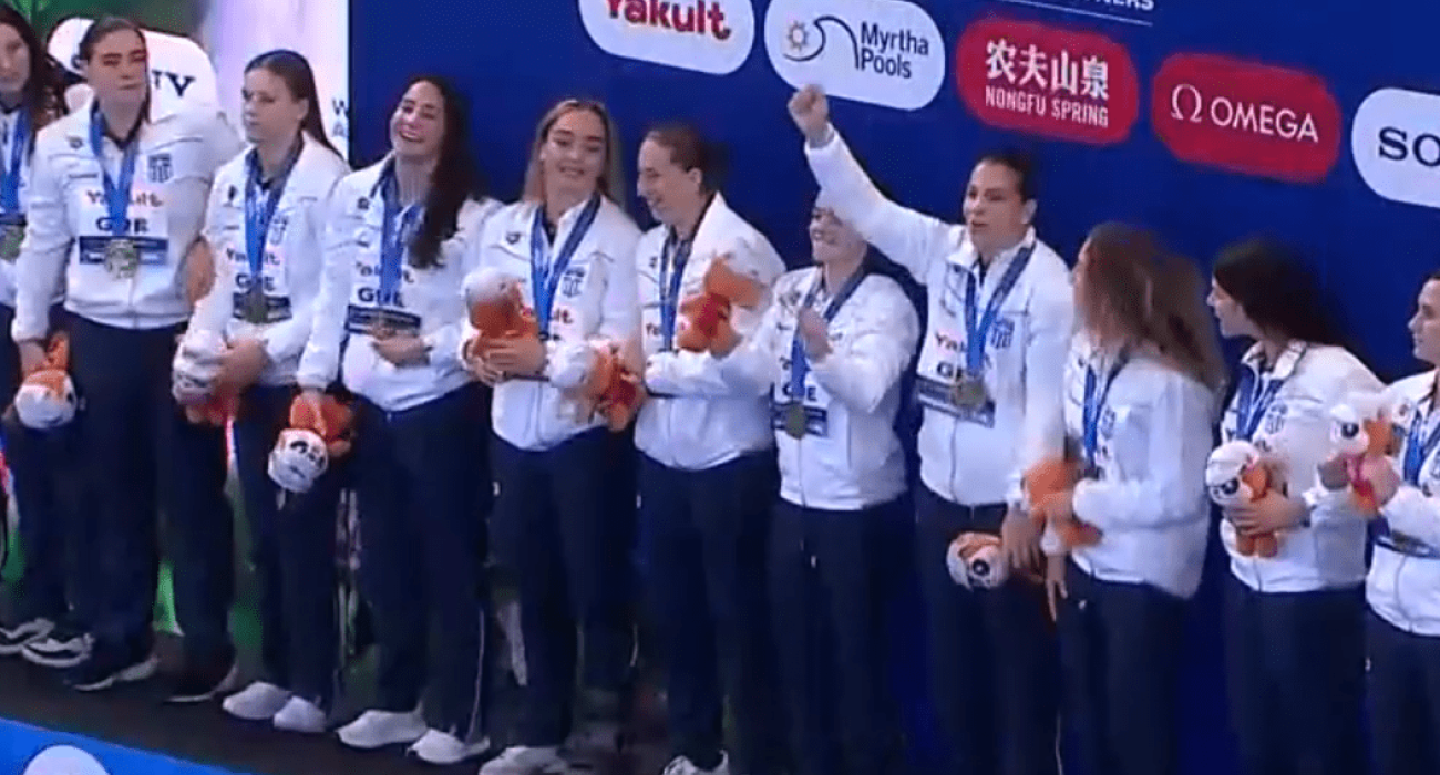 Ανατριχίλα: Η στιγμή που οι αθλήτριες της Εθνικής πόλο τραγουδούν τον Εθνικό Ύμνο (video)