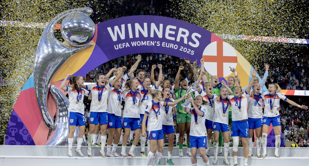 Η απονομή στις Αγγλίδες που κατέκτησαν το Euro 2025/Πηγή: Imago