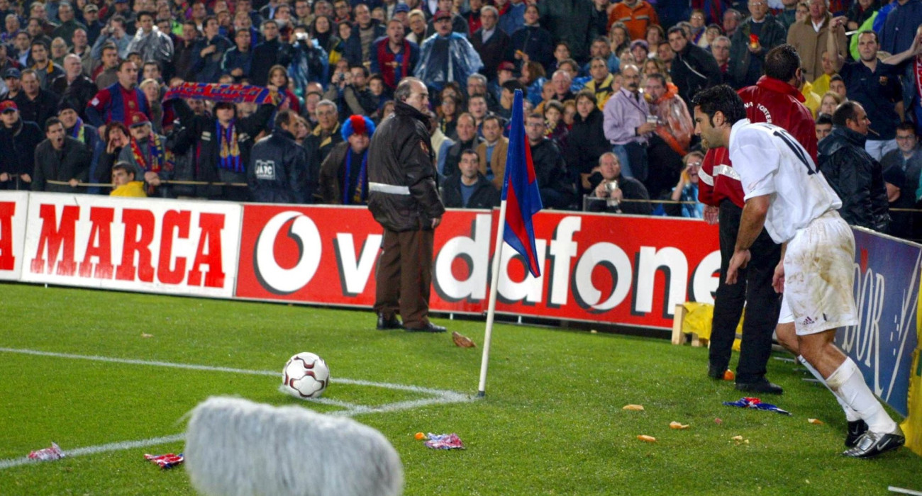 Ο Λουίς Φίγκο και το κεφάλι του γουρουνιού στο γκαζόν του Καμπ Νου / Πηγή: Firo / Getty Images / Ideal Images