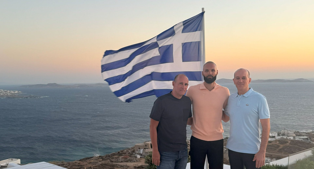 Οι Αγγελόπουλοι με τον Φουρνιέ μετά τις υπογραφές / Πηγή: ΚΑΕ Ολυμπιακός