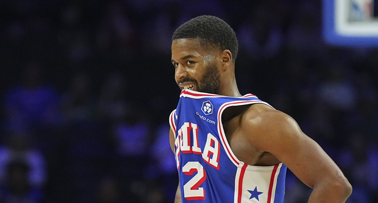 Ο Τζάρεντ Μπάτλερ με τη φανέλα των Σίξερς / Photo by Mitchell Leff/Getty Images