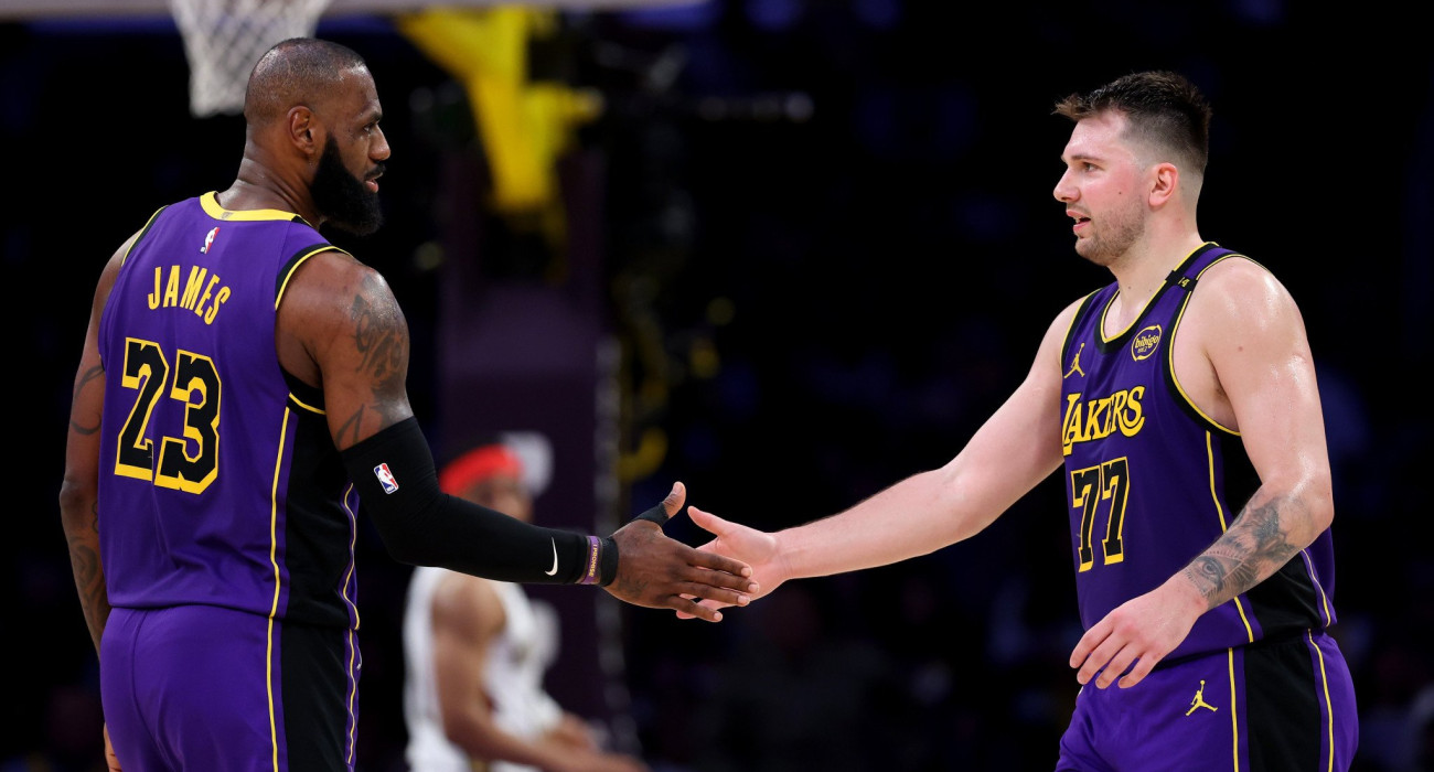 Ο ΛεΜπρόν Τζέιμς με τον Λούκα Ντόντσιτς/Photo by Luke Hales/Getty Images