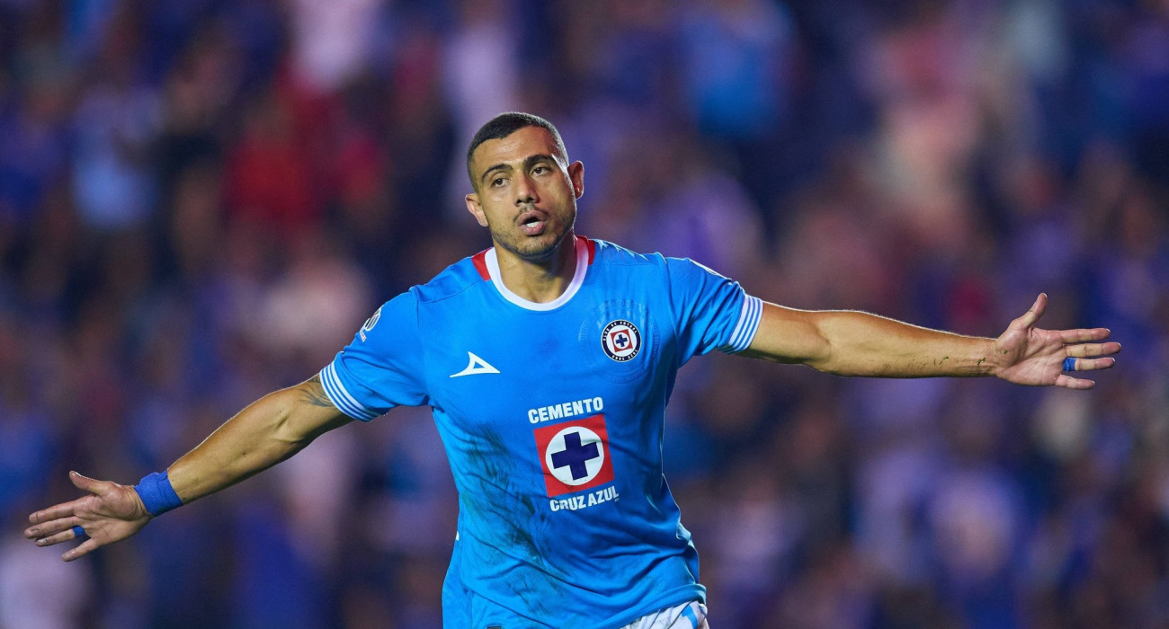 Ο Γιώργος Γιακουμάκης πανηγυρίζει με την Κρουζ Αζούλ / Πηγή: Imago