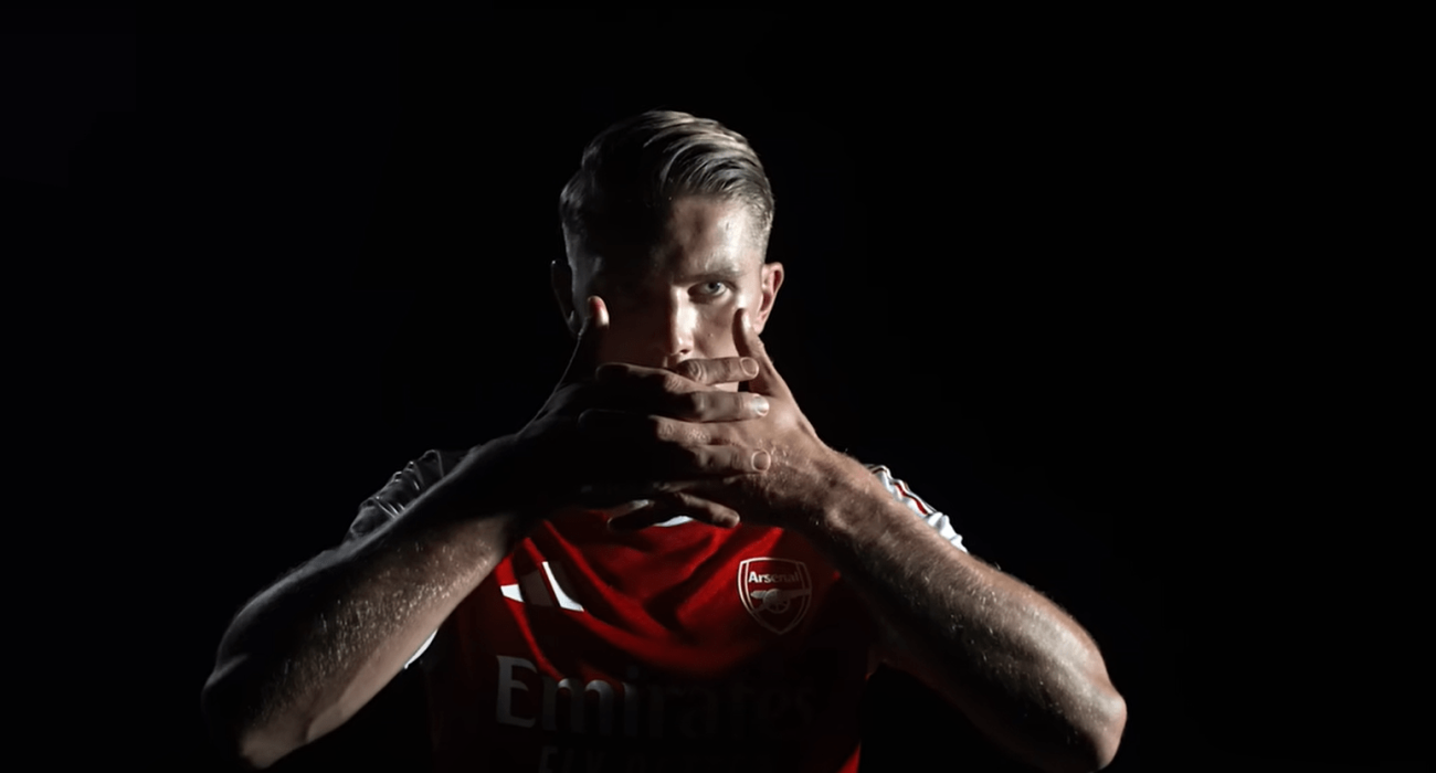 Ο Βίκτορ Γιόκερες με τη φανέλα της Άρσεναλ / Screenshot
