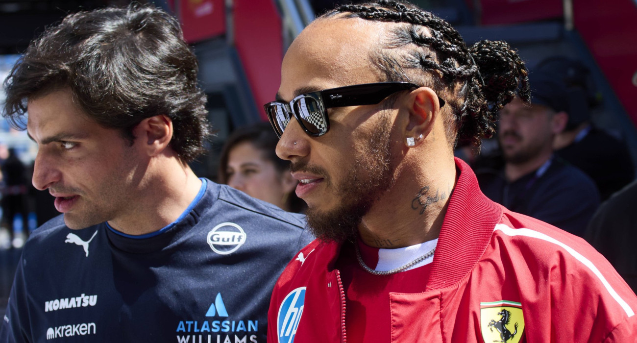Ο Κάρλος Σάινθ και ο Λιούις Χάμιλτον/Πηγή: Imago/Ricardo Larreina Amador