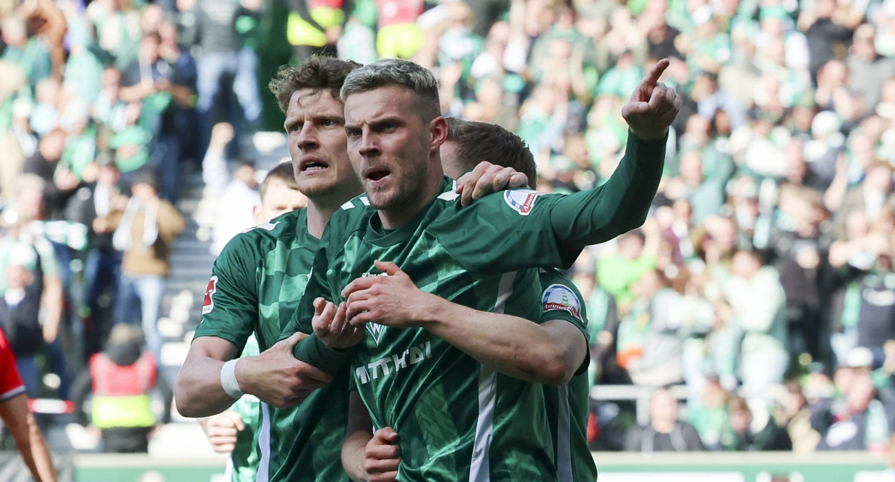 Ο Μάρβιν Ντουκς πανηγυρίζει με την φανέλα της Βέρντερ / Πηγή: Imago