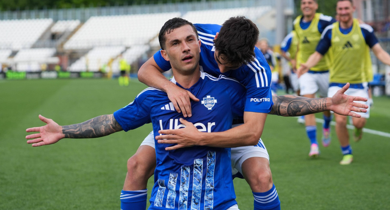 Ο Γκάμπριελ Στρεφέτσα πανηγυρίζει με την φανέλα της Κόμο / Πηγή: Imago