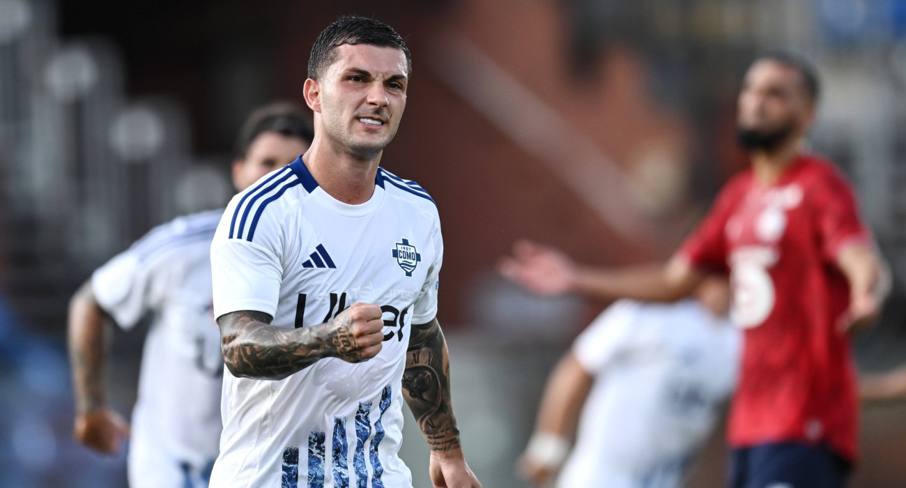 Ο Γκάμπριελ Στρεφέτσα πανηγυρίζει με την φανέλα της Κόμο / Πηγή: Imago