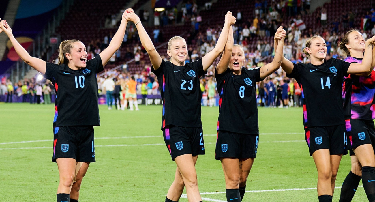 Οι παίκτριες της εθνικής Αγγλίας πανηγυρίζουν την πρόκριση στον τελικό / Πηγή: Imago
