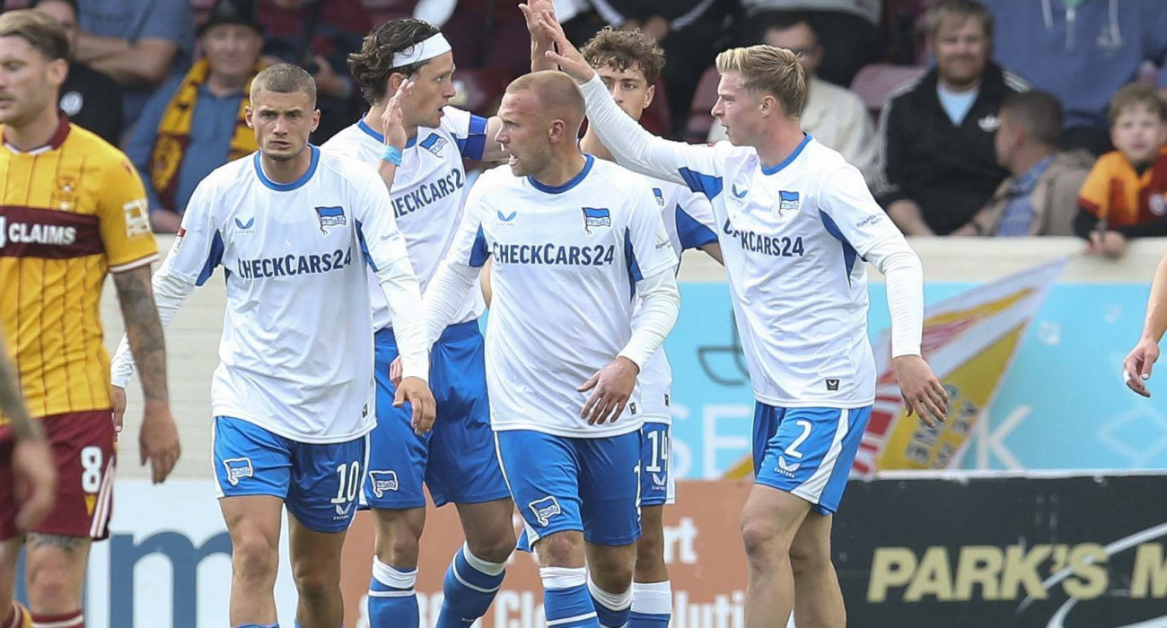 Η ποδοσφαιριστές της Χέρτα πανυγηρίζουν γκολ που πέτυχαν σε φιλική αναμέντρηση κόντρα στη Μάδεργουελ/ Πηγή: Imago