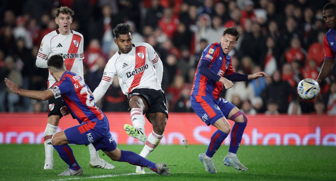 Ο Χερνάντεζ κόβει τον Μπόρχα στο Ρίβερ Πλέιτ - Σαν Λορέντζο / Πηγή: Imago