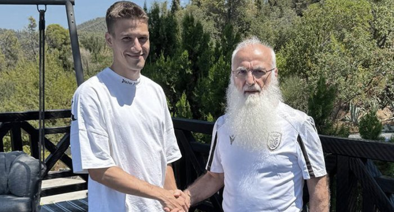 Η χειραψία του Γιάννη Κωνσταντέλια με τον Ιβάν Σαββίδη / Πηγή: ΠΑΟΚ