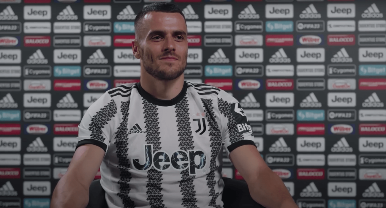 Ο Φίλιπ Κόστιτς με τη φανέλα της Γιουβέντους/Screenshot