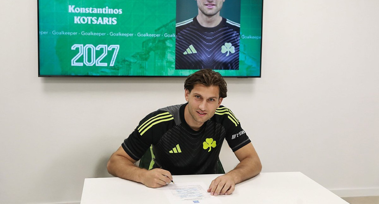 Ο Κωνσταντίνος Κότσαρης υπογράφει στον Παναθηναϊκό / Πηγή: pao.gr
