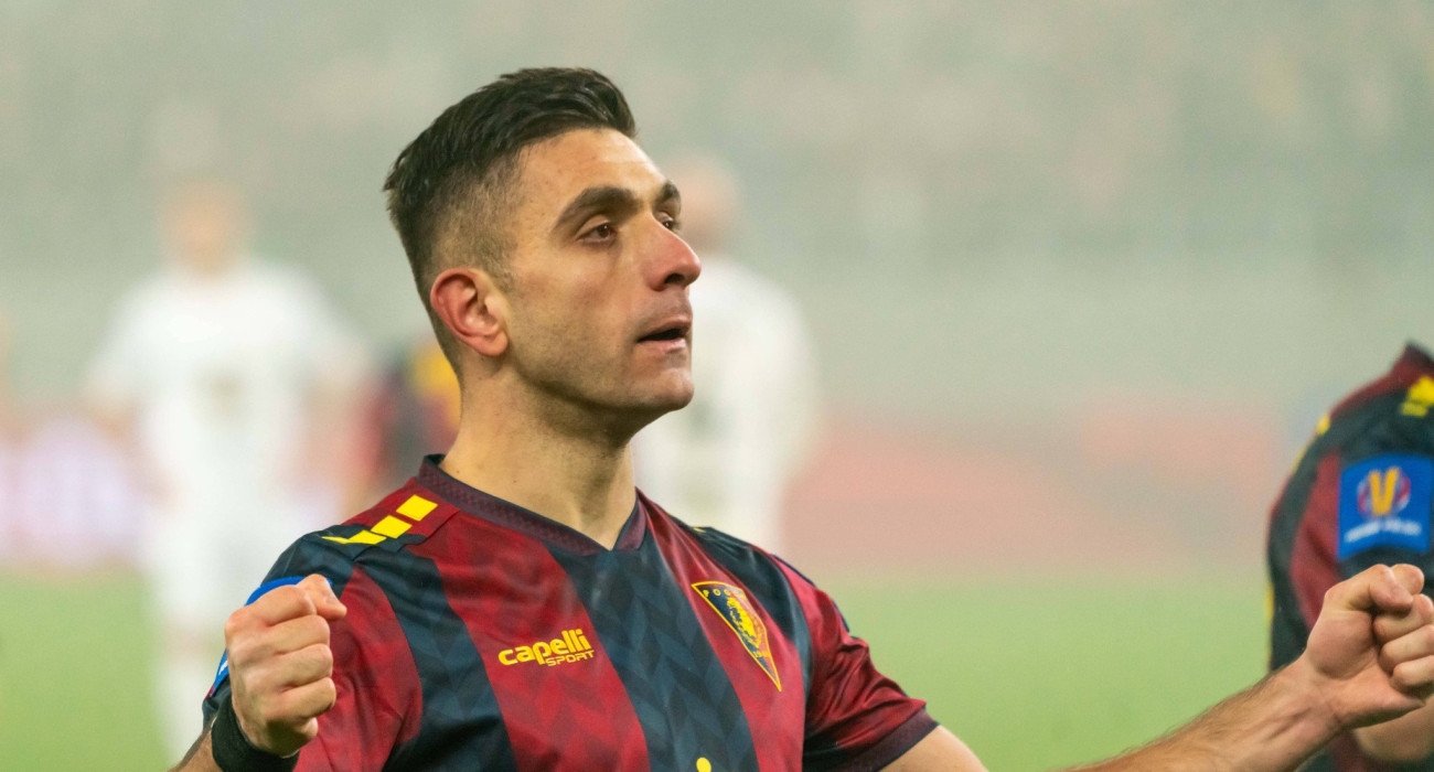 Ο Ευθύμης Κουλούρης πανηγυρίζει με την Πογκόν / Πηγή: Imago