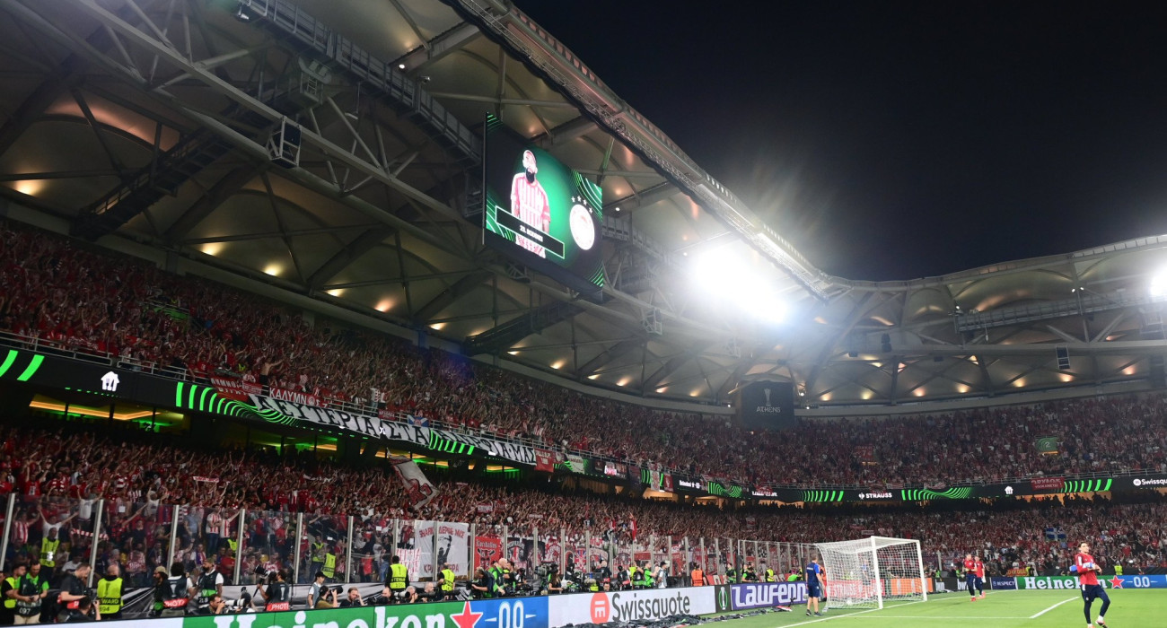 Η εξέδρα στην OPAP Arena στον τελικό του Conference League / Πηγή: Eurokinissi