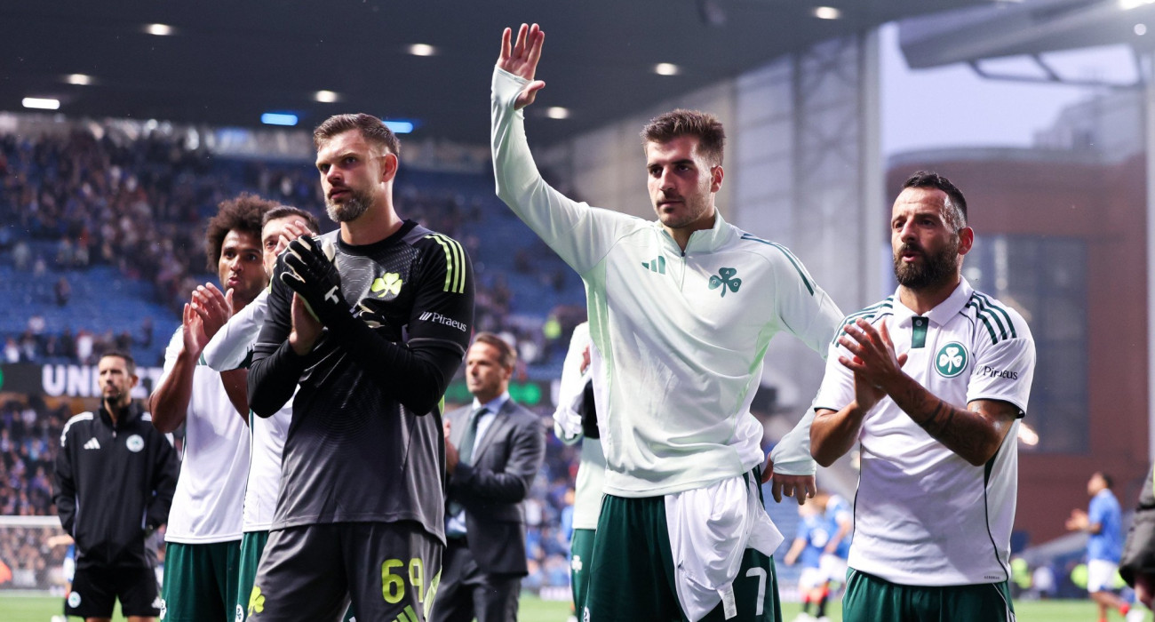 Οι παίκτες του Παναθηναϊκού πηγαίνοντας προς τον κόσμο της ομάδας μετά τον πρώτο αγώνα με τη Ρέιντζερς - ΠΗΓΗ: Eurokinissi