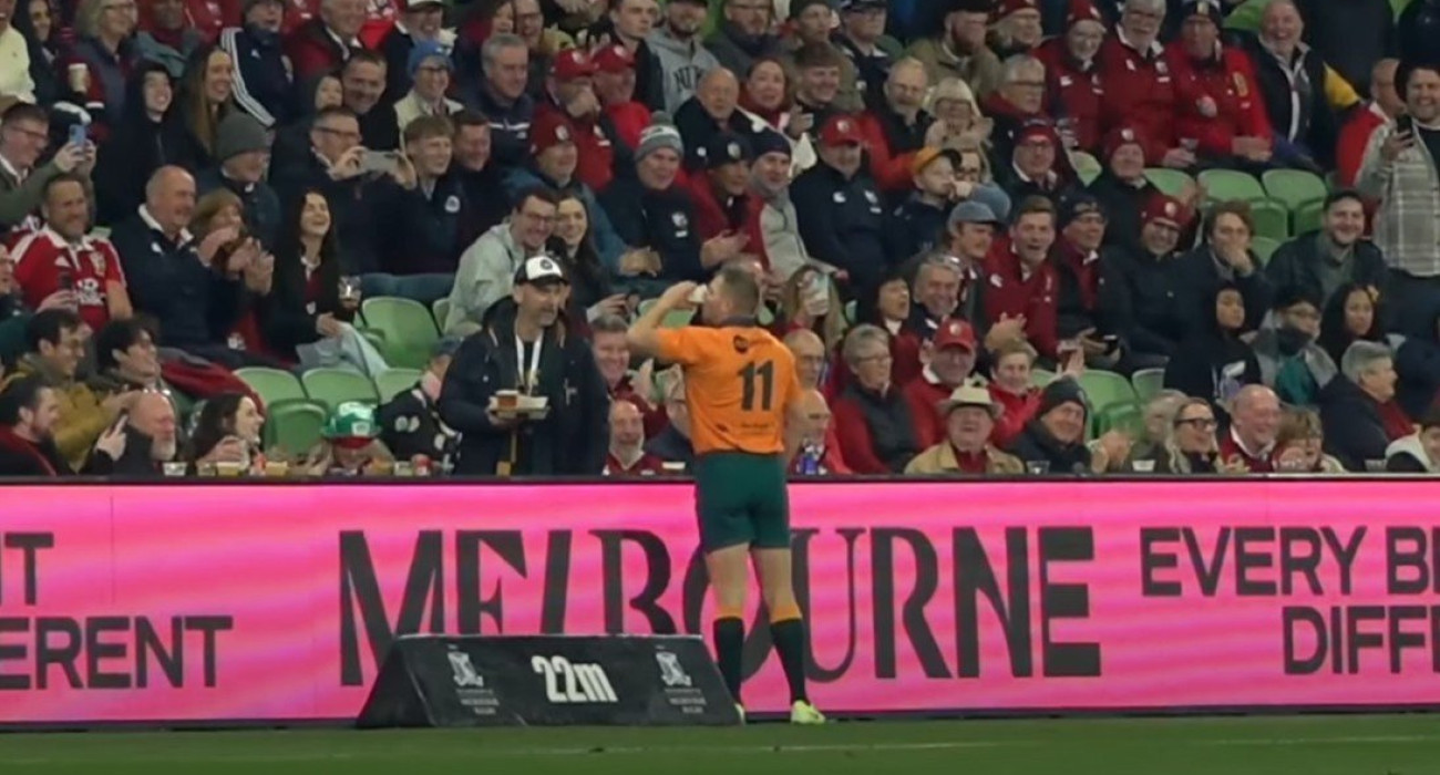 Ο Ντρου Μίτσελ πίνει μπύρα κατά τη διάρκεια του αγώνα / Screenshot