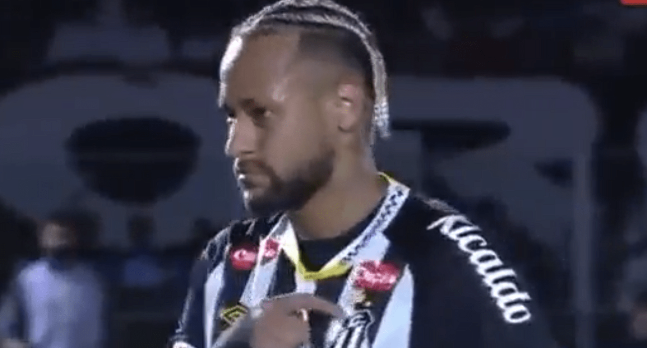 Ο Νεϊμάρ δείχνει το σήμα της Σάντος στους οπαδούς της Μιρασόλ / Πηγή: Printscreen