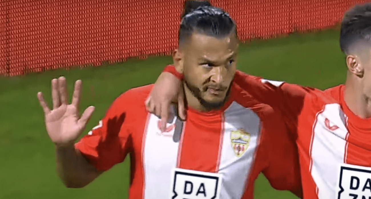 Ο Λουίς Σουάρεζ πανηγυρίζει με την φανέλα της Αλμέρια / Πηγή: Printscreen