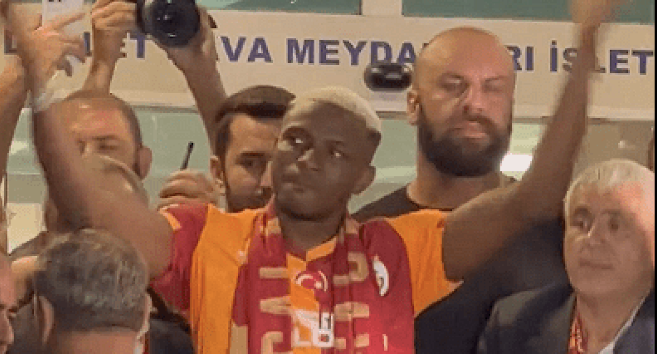 Ο Βίκτορ Όσιμεν κατά την άφιξη του στο αεροδρόμιο της Κωνσταντινούπολης / Πηγή: Printscreen