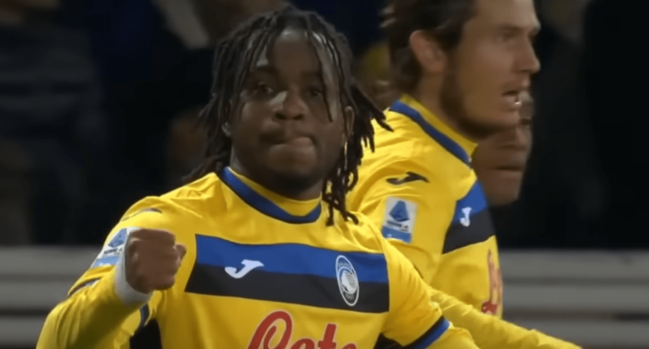 Ο Αντεμόλα Λούκμαν πανυγηρίζει γκολ που σκόραρε/ Sreenshot