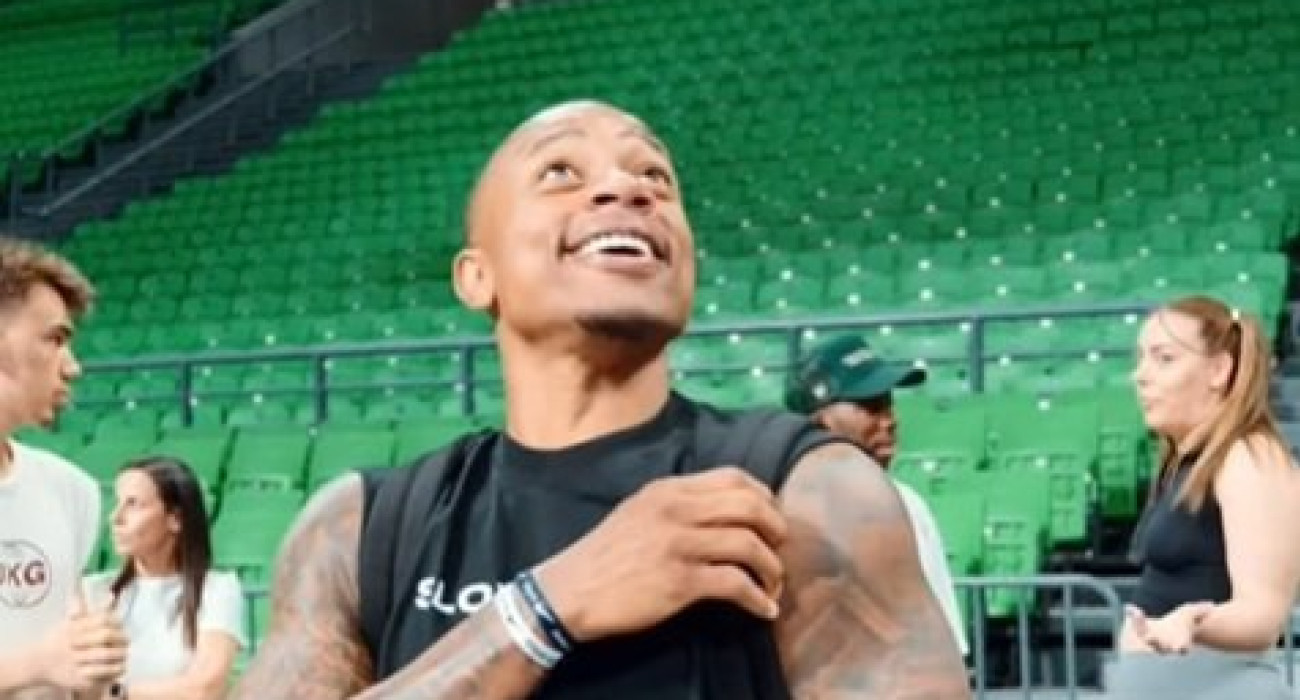 Ο Αϊζάια Τόμας / Screenshot