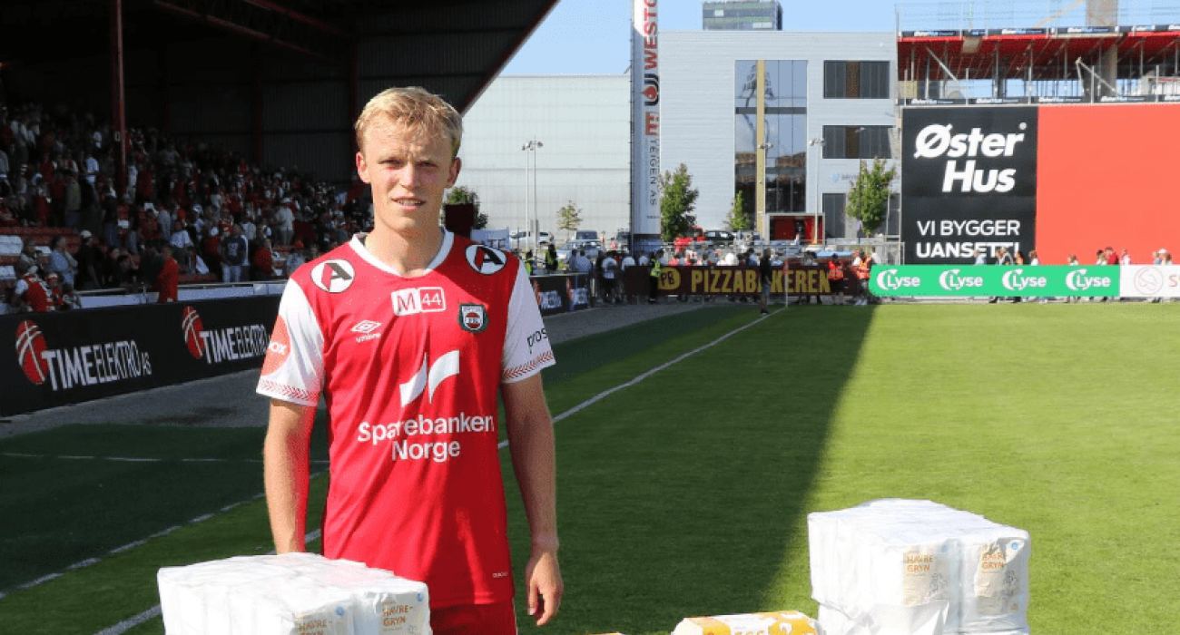 Ο Λάσε Γκβίσταγκ παραλαμβάνει το βραβείο του/ Πηγή: Brynefotball, Instagram