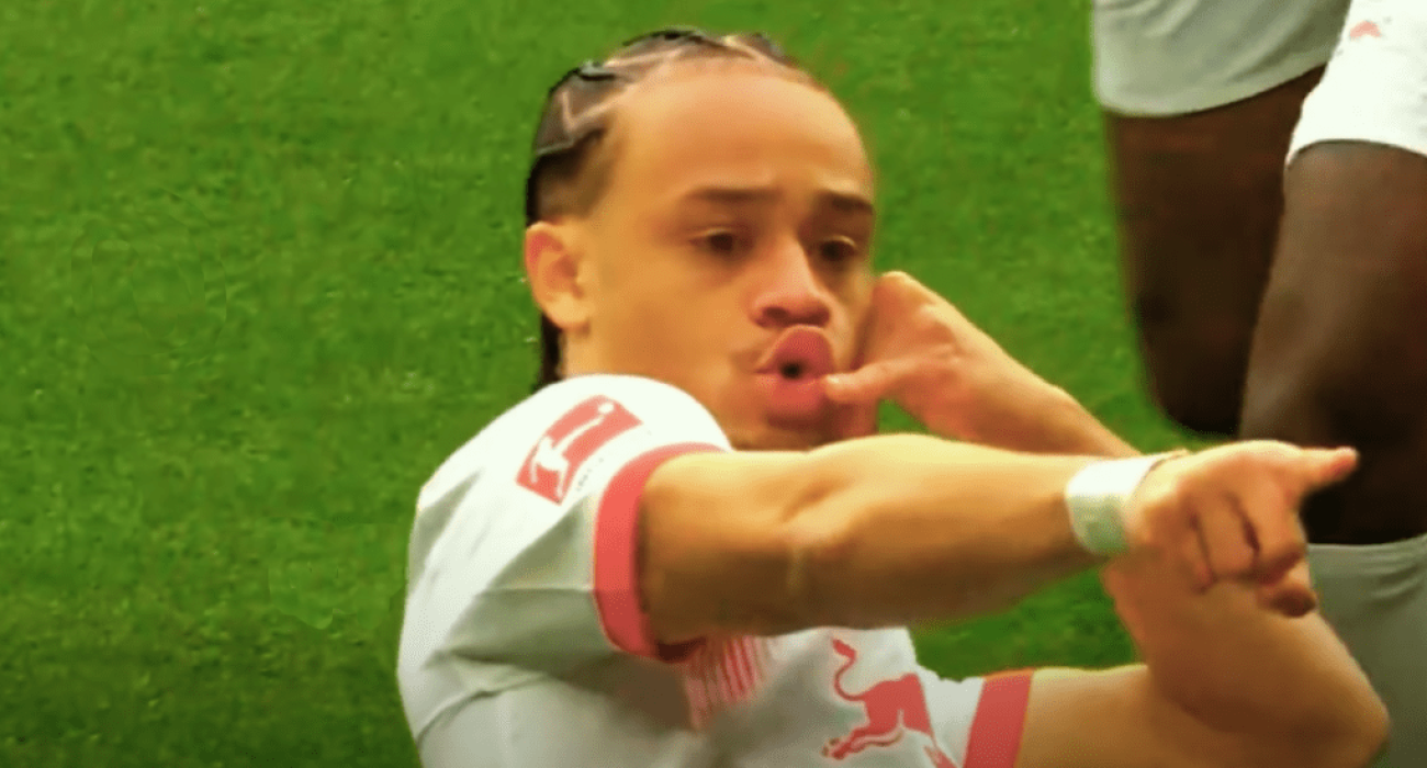 Ο Τσάβι Σίμονς πανυγηρίζει γκολ που πέτυχε/ Screenshot