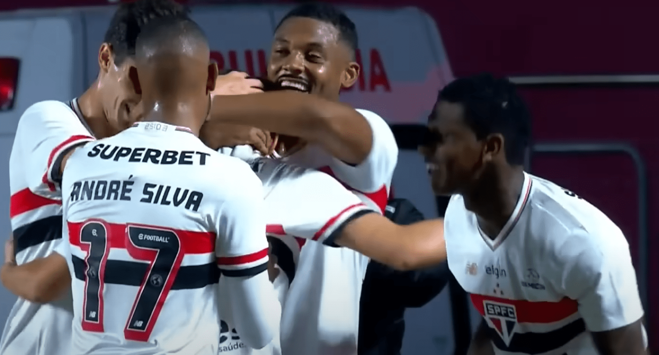 Οι παίκτες της Σάο Πάολο πανηγυρίζουν γκολ που πέτυχαν/ Screenshot