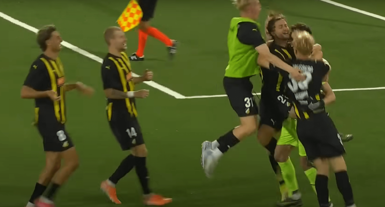 Οι παίκτες της Χάκεν πανηγυρίζουν/ Screenshot