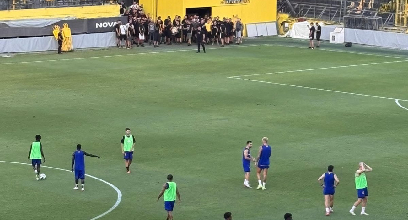 Οπαδοί του Άρη στην προπόνηση πριν το ματς με την Αράζ / Πηγή: arisfc