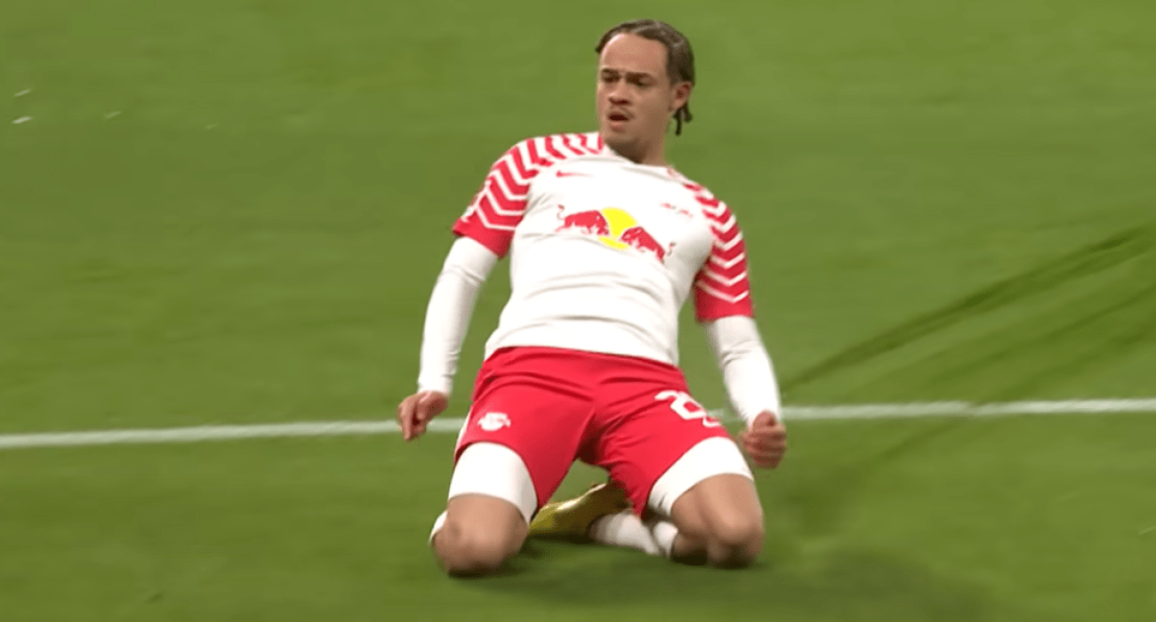 Ο Τσάβι Σίμονς πανηγυρίζει γκολ που σκόραρε / Screenshot