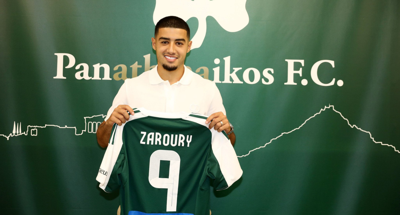 O Ανάς Ζαρουρί κρατώντας τη φανέλα του Παναθηναϊκού με το Νο9 - ΠΗΓΗ: ΙΝΤΙΜΕ