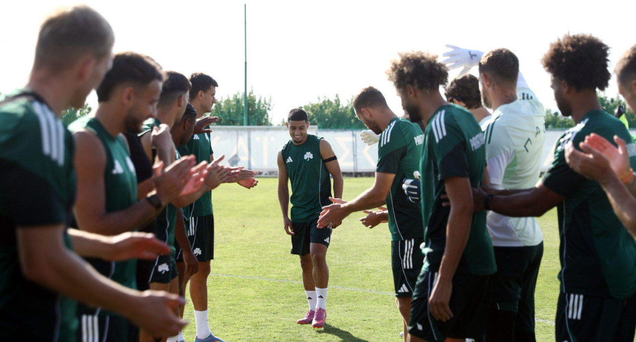 H... υποδοχή των παικτών του Παναθηναϊκού στον Ανάς Ζαρουρί - ΠΗΓΗ: pao.gr