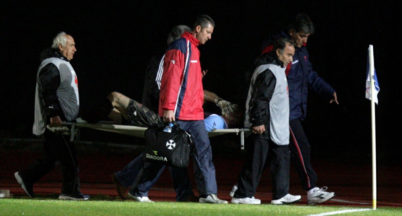 Ποδόσφαιριστής μεταφέρεται εκτός αγωνιστικού χώρου με φορείο/ Πηγή: Eurokinissi