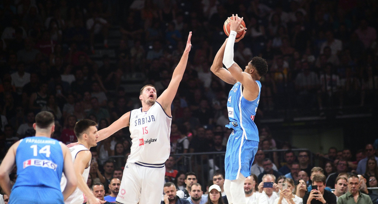 Ο Γιάννης Αντετοκούνμπο με τον Νίκολα Γιόκιτς στο φιλικό της Ελλάδας με τη Σερβία το 2024 / Πηγή: Intime