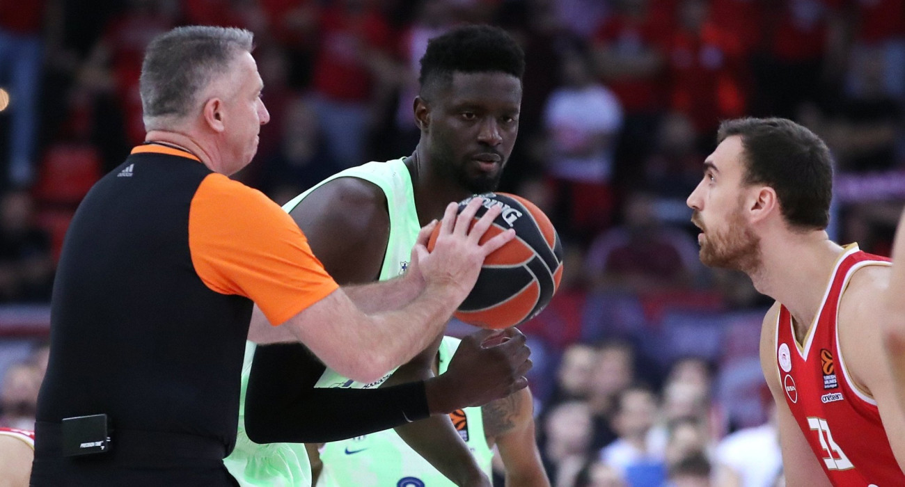 Ο Γιουσουφά Φαλ στον αγώνα της Μπαρτσελόνα με τον Ολυμπιακό στην Euroleague / Πηγή: Intime