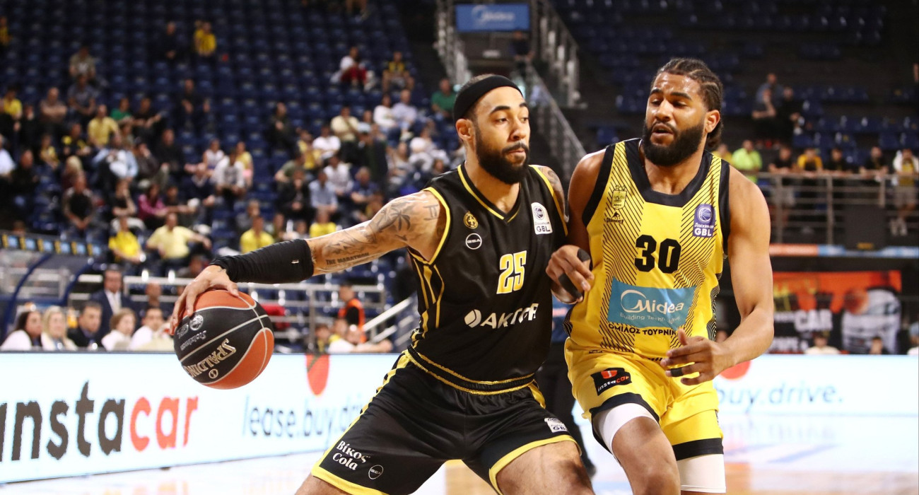 Ο Ρόνι Χάρελ με τη φανέλα του Αμαρουσίου/Πηγή: Intime