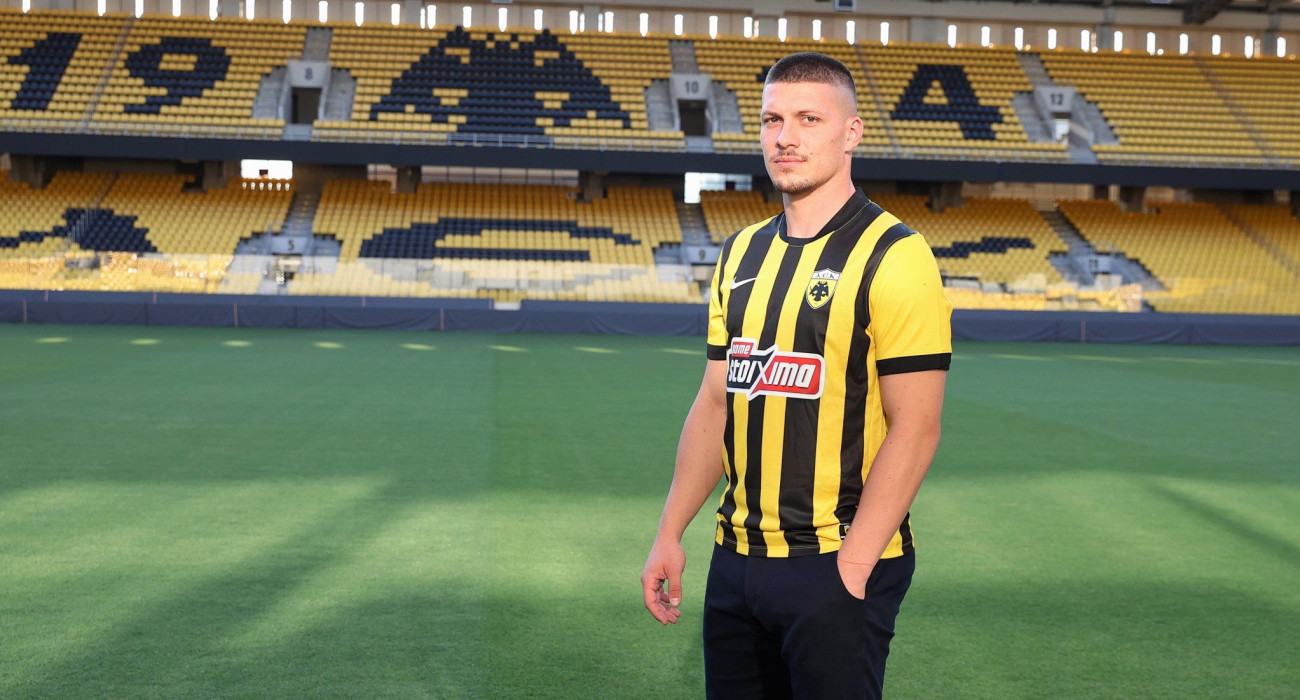 Πηγή: ΙΝΤΙΜΕ - O Λούκα Γιόβιτς κατά τη διάρκεια της παρουσίασής του από την ΑΕΚ