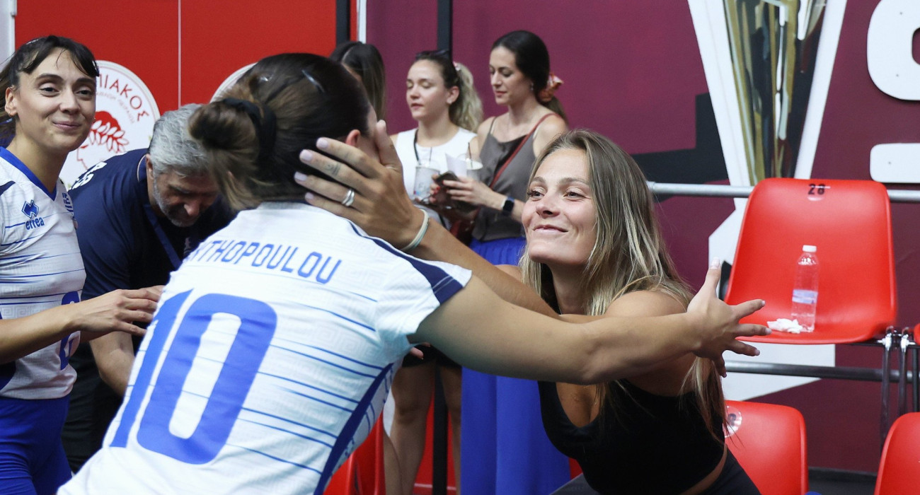 Η Ανθή Βασιλαντωνάκη στο πλευρό της Εθνικής στο ματς με την Αυστρία για τα προκριματικά του EuroVolley 2026 / Πηγή: Intime
