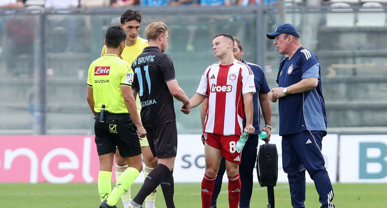 Ο Κέβιν Ντε Μπρόινε με τον Σταύρο Πνευμονίδη μετά το φιλικό του Ολυμπιακού με την Νάπολι / Πηγή: Intime