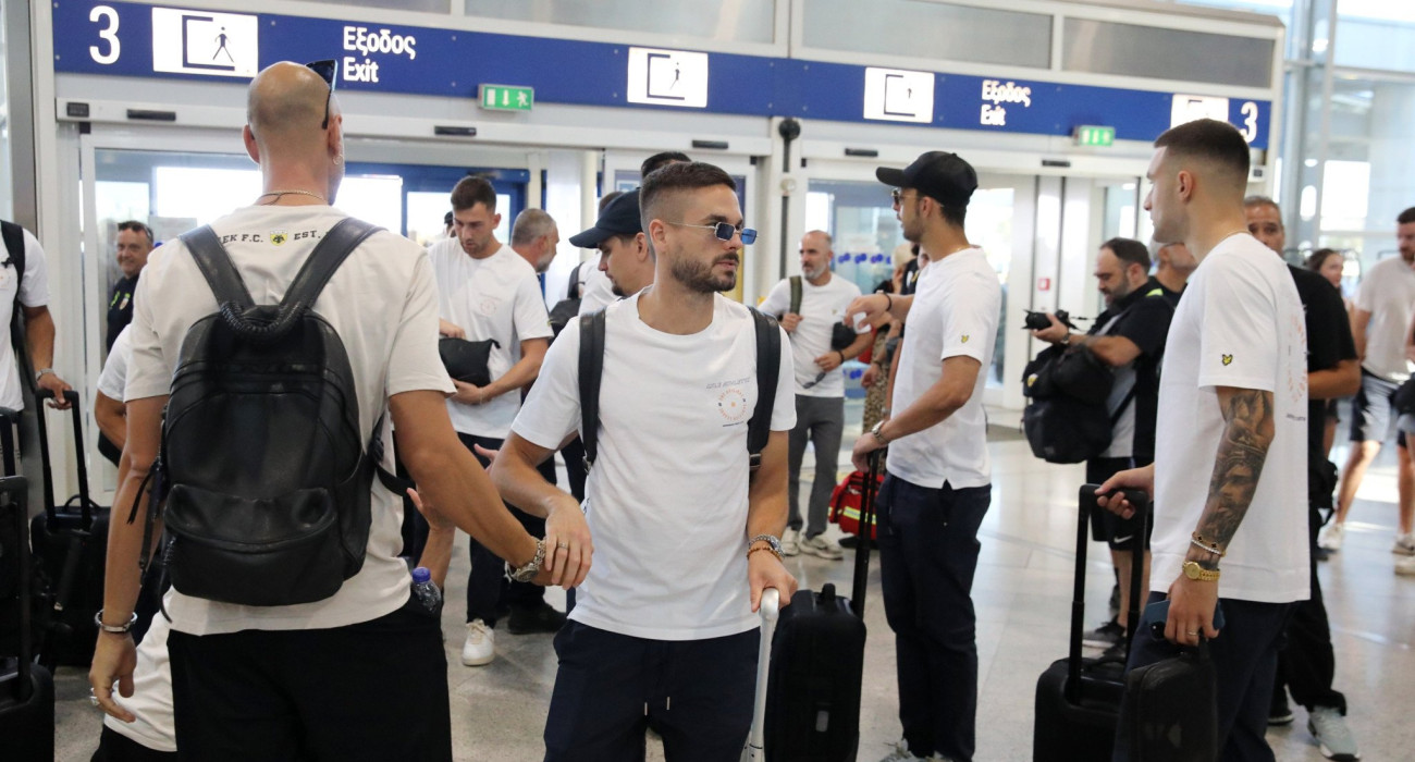 Ο Μιγιάτ Γκατσίνοβιτς με την αποστολή της ΑΕΚ / Πηγή: Intime