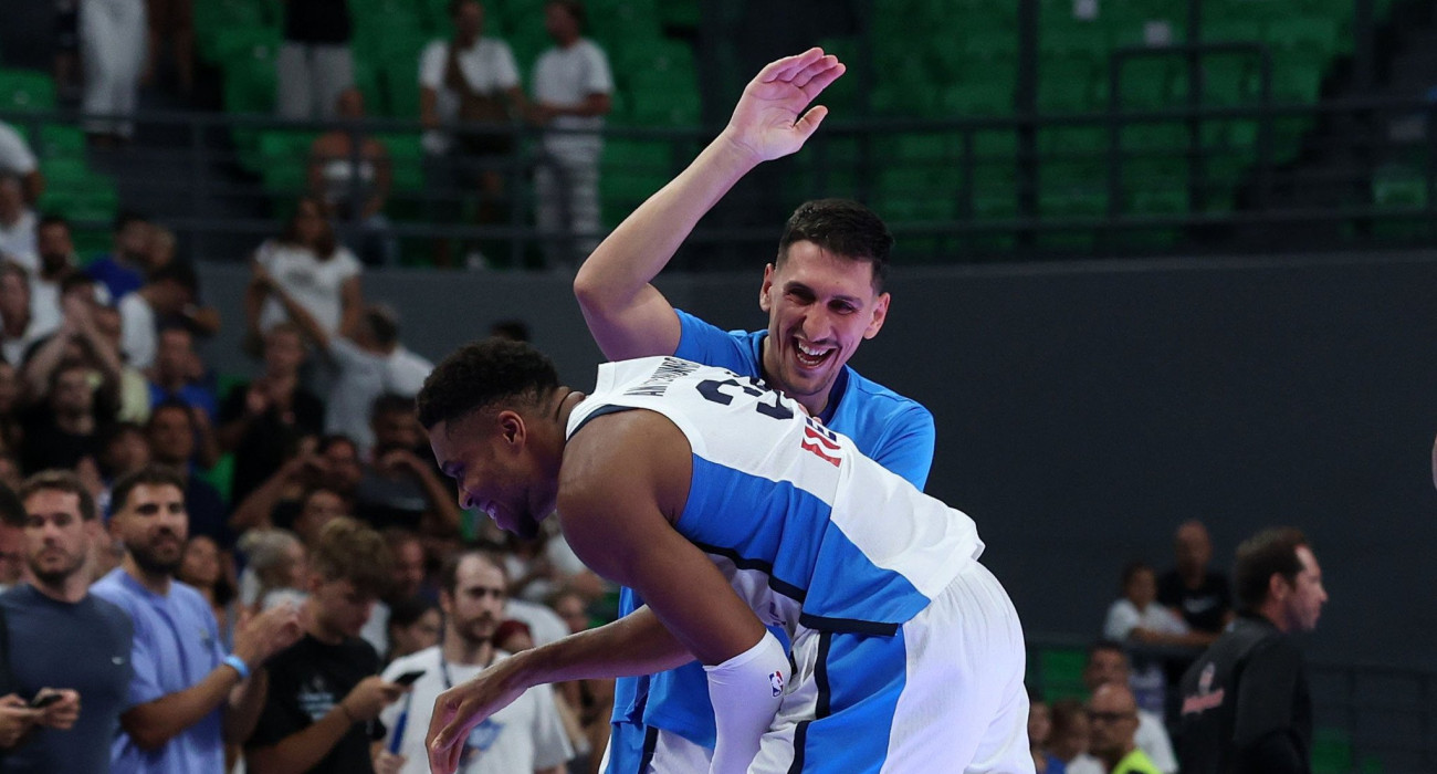 Ο Γιάννης Αντετοκούνμπο με τον Γιαννούλη Λαρεντζάκη/Πηγή: Intime