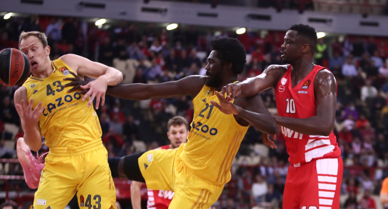 Ο Καλίφα Κουμάτζι σε «μονομαχία» εντός ρακέτας με τον Μουσταφά Φαλ / Πηγή: Eurokinissi