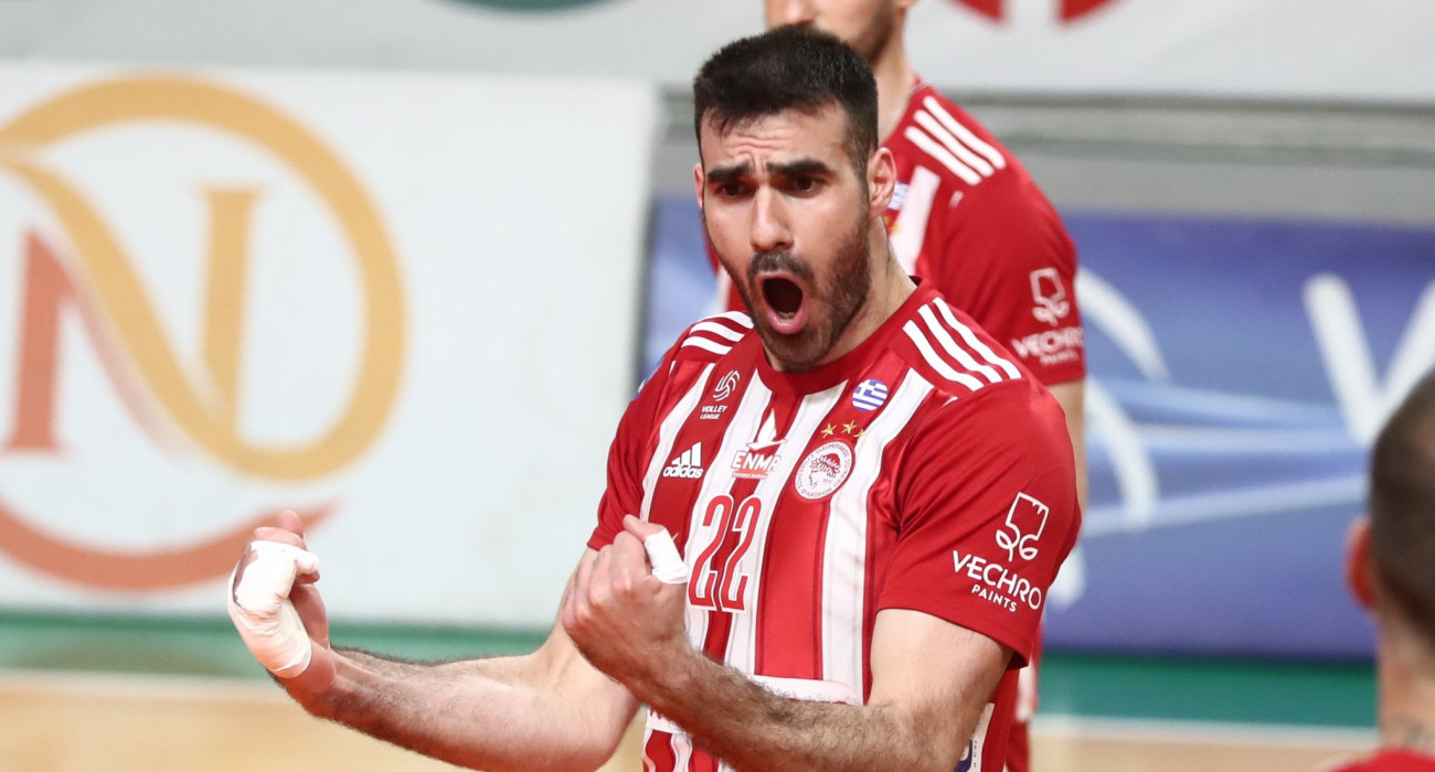 Ο Δημοσθένης Λινάρδος στον αγώνα του Ολυμπιακού με τον Μίλωνα για τα play off της Volley League 2022-2023 / Πηγή; Eurokinissi